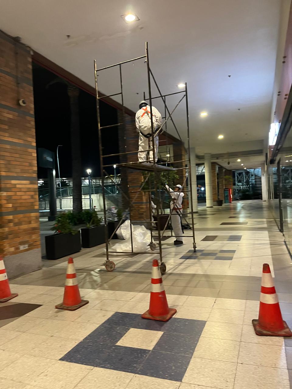 CONSTRUCCIÓN DE LOCALES Y REPARACIONES